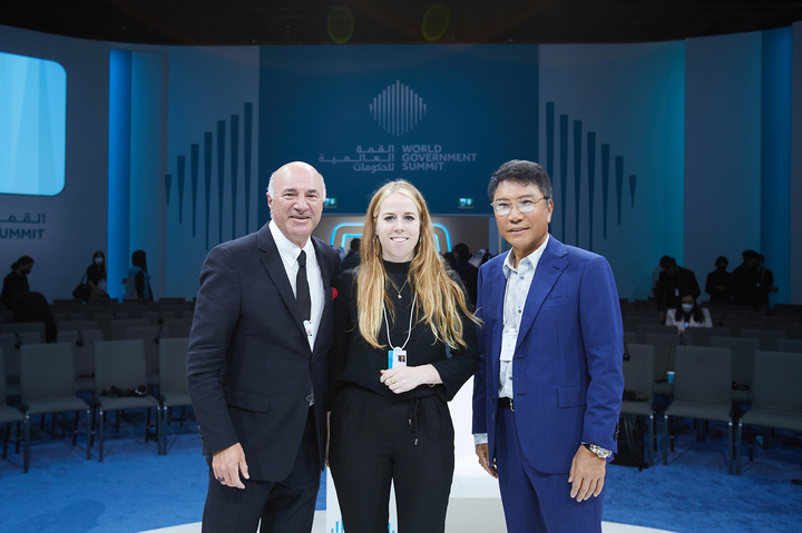 [서울=뉴시스] 왼쪽부터 오셰어 ETF 인베스트먼츠 회장 케빈 오리어리 , 파이낸셜 뉴스 한나 머피 기자, 이수만 SM 총괄 프로듀서. 2022.03.30. (사진 = SM엔터테인먼트 제공) photo@newsis.com *재판매 및 DB 금지