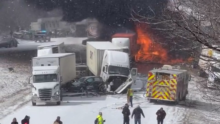 28일(현지시간) 미 펜실베이니아주 주(州)간 고속도로에서 트랙터, 승용차 등이 잇따라 추돌해 최소 3명이 현장에서 사망했다. 출처: 인스타그램 mknney2009 *재판매 및 DB 금지