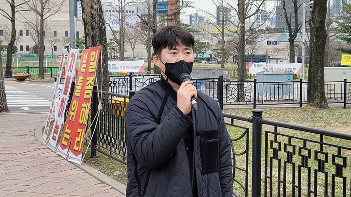 [과천=뉴시스] 박종대 기자 = 30일 경기 과천시 방송통신위원회 앞에서 장주영 전국언론노조 경기방송지부장이 기자회견을 열고 FM 99.9㎒ 주파수에 대한 방통위의 조속한 신규 사업자 선정을 촉구하고 있다. 2022.03.30. pjd@newsis.com *재판매 및 DB 금지