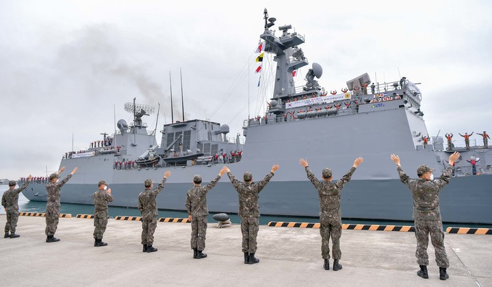 [부산=뉴시스] 청해부대 37진 '대조영함'(DDH-II·4400t급)이 30일 오전 부산 남구 해군작전사령부에서 출항하고 있다. 37진 대조영함은 이번이 7번째 파병길이며, 36진 최영함과 현지에서 교대한 뒤 올 9월까지 임무를 수행한다. 특히 함정 내 코로나19 유증상자 10명까지 수용 가능한 음압격실을 마련했다. (사진=해군작전사령부 제공) 2022.03.30. photo@newsis.com&nbsp; *재판매 및 DB 금지