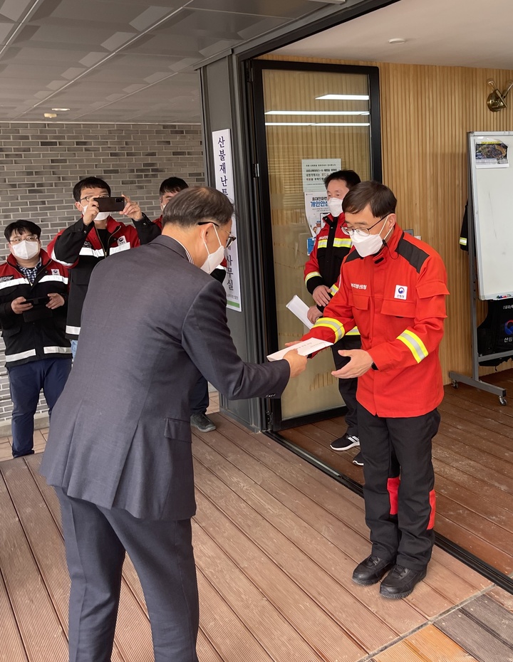 [대전=뉴시스] 한국치산기술협회 박종호 회장이 산불진화대원에 격려성금을 전달하고 있다. *재판매 및 DB 금지