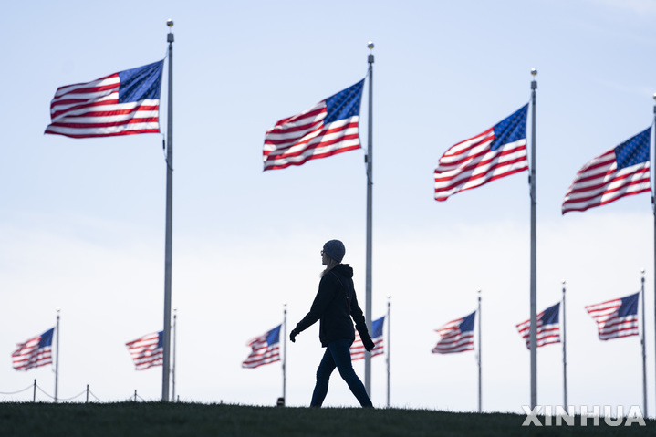 [워싱턴=신화/뉴시스] 29일(현지시간) 미국 워싱턴에서 한 여성이 내셔널 몰을 걷고 있다. 미국의 코로나19 누적 확진자 수가 8천만 명을 넘어선 8168만6628명, 사망자 수는 1백만 명을 넘어선 1백만5056명으로 집계됐다. 2022.03.30.