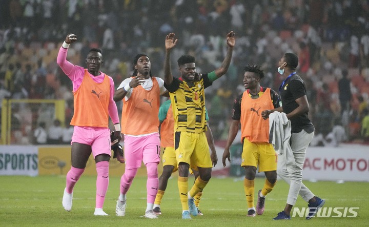 [아부자=AP/뉴시스] 가나 선수들이 30일(한국시간) 나이지리아 아부자에서 열린 나이지리아와 2022 FIFA 카타르 월드컵 아프리카 예선 원정 2차전에서 원정 다득점으로 본선 진출을 확정한 뒤 기쁨을 나누고 있다. 2022.03.30.