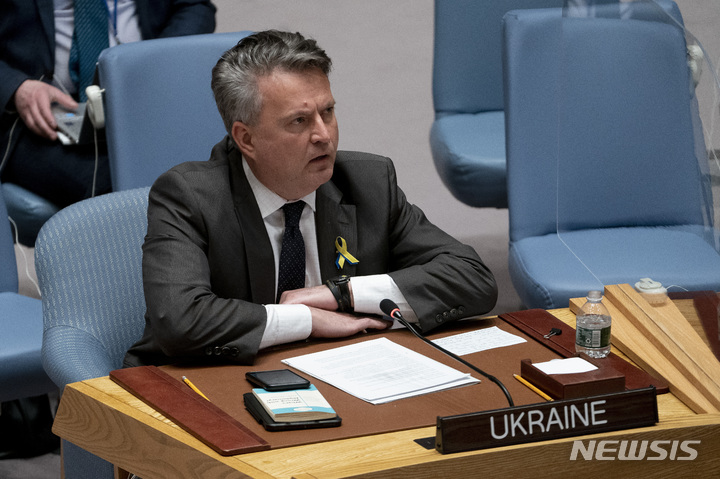 [유엔본부=AP/뉴시스]세르히 키슬리치야 유엔주재 우크라이나 대사가 29일(현지시간) 유엔 안보리 회의에서 발언하고 있다. 그는 이날 "우크라이나를 침공한 러시아군에 대한 무장해제(demilitarization)가 잘 진행되고 있다"면서 우크라이나 침공 이후 러시아군은 1만7000명 이상의 병력과 1700대 이상의 장갑차, 그리고 거의 600대의 탱크와 함께 300문의 대포, 127대의 비행기, 129대의 헬리콥터, 100개 가까운 로켓 발사대, 54개의 방공 시스템, 그리고 7척의 선박도 잃었다고 밝혔다. 2022.3.30