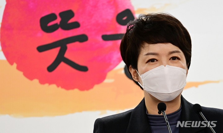 [서울=뉴시스] 인수위사진기자단 = 김은혜 대통령 당선인 대변인이 30일 오전 서울 통의동 인수위에서 정례브리핑을 하고 있다. 2022.03.30. photo@newsis.com