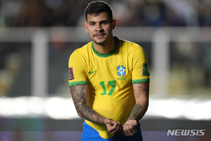 [라 파즈=AP/뉴시스]브라질 미드필더 기마랑이스. 2022.03.29.