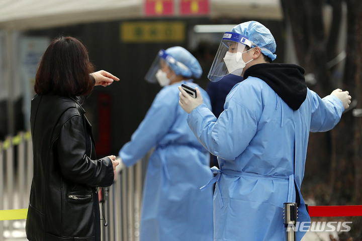 [서울=뉴시스] 최동준 기자 = 30일 서울 중구 서울광장 임시선별검사소에서 한 시민이 코로나19 검사 안내를 받고 있다. 중앙방역대책본부는 이날 0시 기준으로 신규 확진자가 42만4641명 늘었다고 밝혔다. 2022.03.30. photocdj@newsis.com