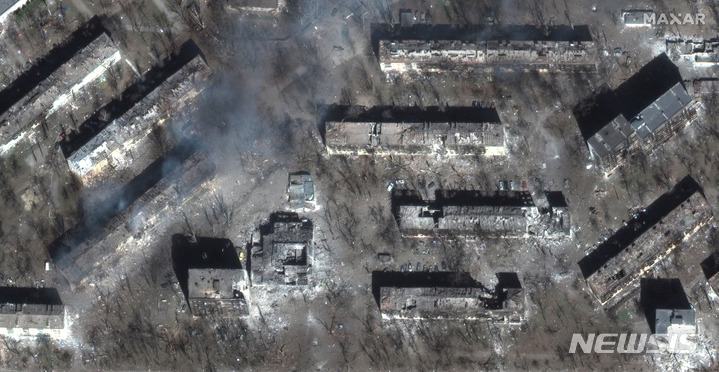 [마리우폴=AP/뉴시스] 막사 테크놀로지가 지난달 29일(현지시간) 공개한 사진에 우크라이나 마리우폴의 아파트가 러시아군 공격으로 파괴된 모습. 2022.04.06.