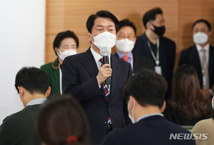 [서울=뉴시스] 인수위사진기자단 = 안철수 대통령직인수위원장이 30일 서울 종로구 통의동 대통령직인수위원회 브리핑실에서 기자간담회를 하고 있다. 2022.03.30. photo@newsis.com