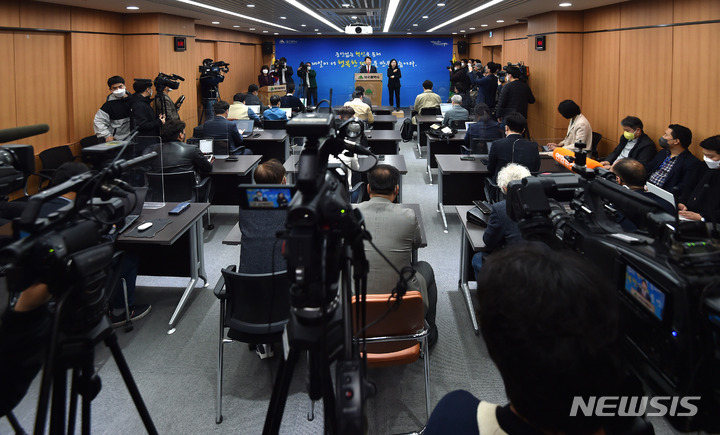 [대구=뉴시스] 이무열 기자 = 권영진 대구시장이 30일 오전 대구시청 브리핑룸에서 열린 기자회견에서 6·1전국동시지방선거 불출마 의사를 밝히고 있다. 2022.03.30. lmy@newsis.com