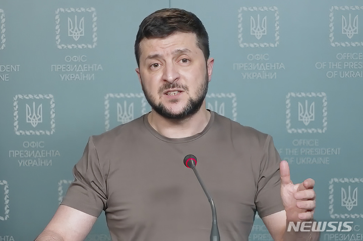 [키이우=AP/뉴시스] 볼로디미르 젤렌스키 우크라이나 대통령이 29일(현지시간) 우크라이나 수도 키이우에서 연설하고 있다. 젤렌스키 대통령은 러시아와의 5차 협상에 관해 우크라이나인은 순진하지 않다며 "이번 러시아 침공과 지난 8년간의 돈바스 분쟁을 통해 우리는 '확실한 결과'만을 믿을 수 있다는 것을 배웠다"라고 강조했다. 2022.03.30.