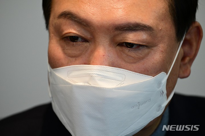 [서울=뉴시스] 인수위사진기자단 = 윤석열 대통령 당선인이 30일 서울 중구 천주교 서울대교구청에서 열린 차담회에서 진중한 표정을 짓고 있다. 2022.03.30. photo@newsis.com