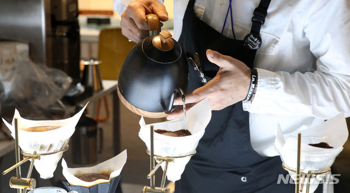 [서울=뉴시스] 이영환 기자 = 30일 오전 서울 강남구 코엑스에서 열린 2022 서울커피엑스포에서 한 바리스타가 핸드드립 커피를 내리고 있다. 2022.03.30. 20hwan@newsis.com <*해당 사진은 본문 내용과 관련이 없음.>