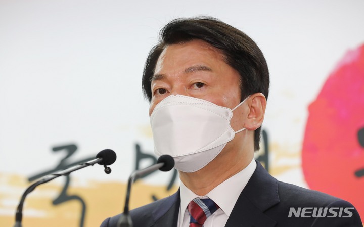 [서울=뉴시스] 인수위사진기자단 = 안철수 대통령직인수위원장이 30일 서울 종로구 통의동 대통령직인수위원회 브리핑실에서 코로나비상대응특별위원회 브리핑을 하고 있다. 2022.03.30. photo@newsis.com