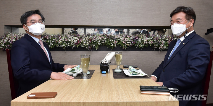 [서울=뉴시스] 김선웅 기자 = 윤호중 더불어민주당 공동비대위원장(오른쪽)과 김동연 새로운물결 대표가 30일 서울 여의도의 한 식당에서 오찬 회동을 갖고 있다. 윤 위원장과 김 대표는 이날 회동에서 양당 합당 및 6.1 지방선거 출마 등과 관련해 의견을 나눴다. (공동취재사진) 2022.03.30 photo@newsis.com