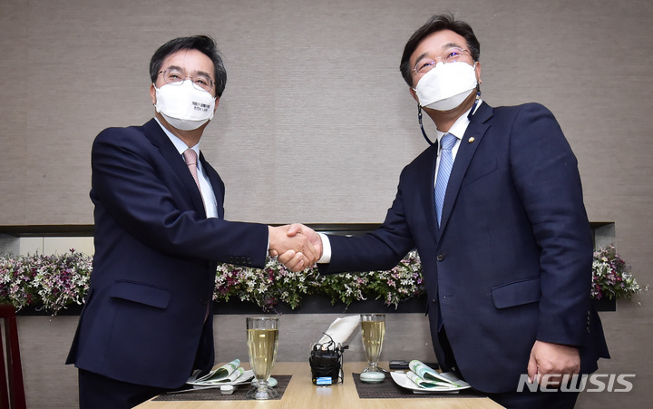 [서울=뉴시스] 김선웅 기자 = 윤호중 더불어민주당 공동비대위원장(오른쪽)과 김동연 새로운물결 대표가 30일 서울 여의도의 한 식당에서 오찬 회동을 갖고 있다. 윤 위원장과 김 대표는 이날 회동에서 양당 합당 및 6.1 지방선거 출마 등과 관련해 의견을 나눴다. (공동취재사진) 2022.03.30 photo@newsis.com