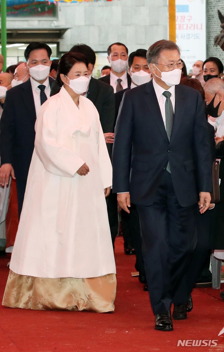 [서울=뉴시스] 김진아 기자 = 문재인 대통령과 김정숙 여사가 30일 서울 종로구 조계사에서 열린 대한불교조계종 제15대 종정 중봉 성파 대종사 추대법회에 참석하고 있다. 2022.03.30. bluesoda@newsis.com