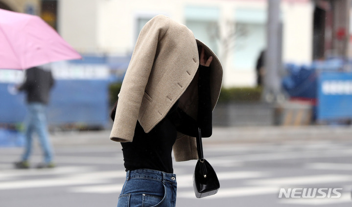 인천, 오전까지 5㎜ 봄비…미세먼지 '매우 나쁨'