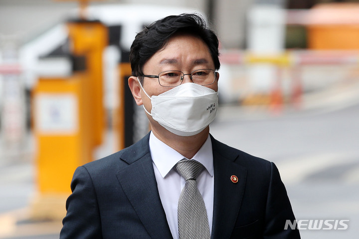 [서울=뉴시스] 홍효식 기자 = 박범계 법무무 장관이 30일 오후 서울 양천구 서울남부지방법원에서 열린 국회 패스트트랙 충돌 사건 관련 10차 공판에 출석하고 있다. 2022.03.30. yesphoto@newsis.com