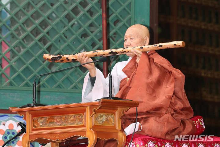 [서울=뉴시스] 김진아 기자 = 종정 성파 스님이  30일 서울 종로구 조계사에서 열린 대한불교조계종 제15대 종정 중봉 성파 대종사 추대법회에서 봉정 받은 법장을 들어보이고 있다.  2022.03.30. bluesoda@newsis.com