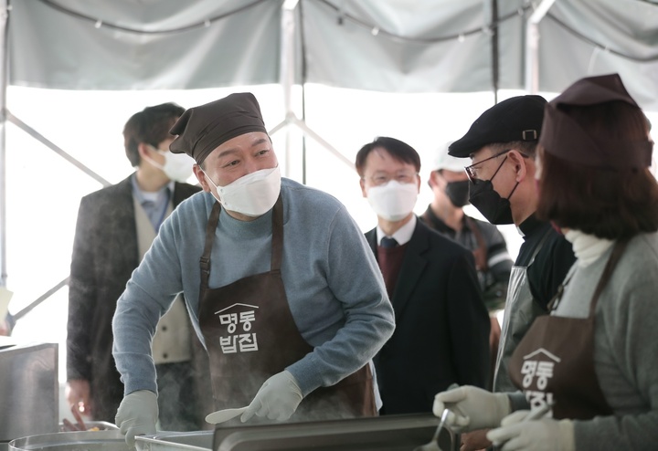 [서울=뉴시스] 윤석열 대통령 당선인이 30일 오전 서울 명동성당 내 무료 급식소인 명동 밥집을 찾아 배식 봉사활동을 하고 있다. 2022.03.30. (사진= 당선인 대변인실 제공) *재판매 및 DB 금지