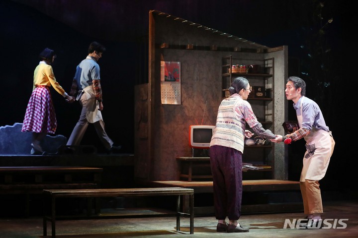 [서울=뉴시스] 박진희 기자 = 뮤지컬 '렛미플라이' 출연 배우들이 30일 서울 종로구 예스24스테이지에서 프레스콜을 하고 있다. 2022.03.30. pak7130@newsis.com