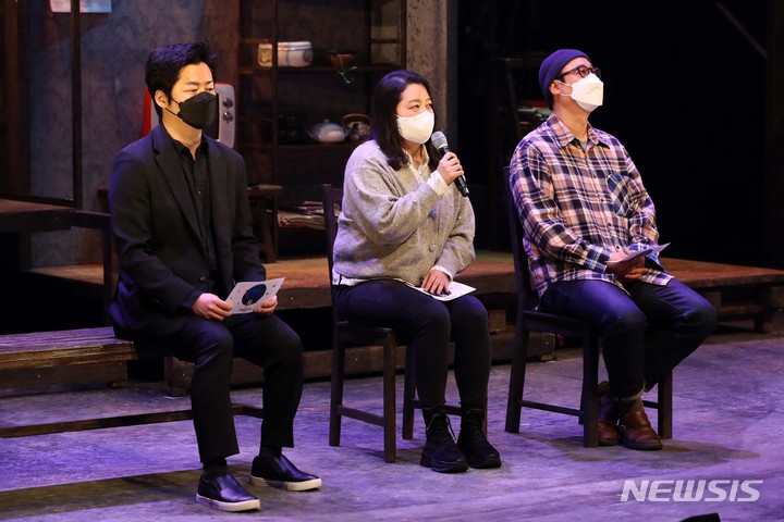 [서울=뉴시스] 박진희 기자 = 뮤지컬 '렛미플라이' 작/편곡 민찬홍(왼쪽부터), 작/작사 조민형, 연출 이대웅이 30일 서울 종로구 예스24스테이지에서 프레스콜을 마치고 기자간담회를 하고 있다. 2022.03.30. pak7130@newsis.com