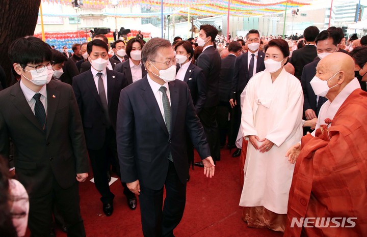 [서울=뉴시스] 김진아 기자 = 문재인 대통령과 김정숙 여사가 30일 서울 종로구 조계사에서 열린 대한불교조계종 제15대 종정 중봉 성파 대종사 추대법회에서 종정 성파 스님과 만나고 있다. 2022.03.30. bluesoda@newsis.com