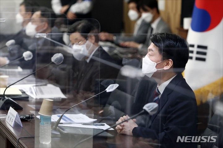 [서울=뉴시스] 인수위사진기자단 = 안철수 대통령직인수위원장이 지난달 30일 서울 종로구 삼청동에 마련된 제20대 대통령직 인수위원회 대회의실에서 열린 제5차 코로나비상대응특위 회의에서 모두발언을 하고 있다. 2022.03.30. photo@newsis.com