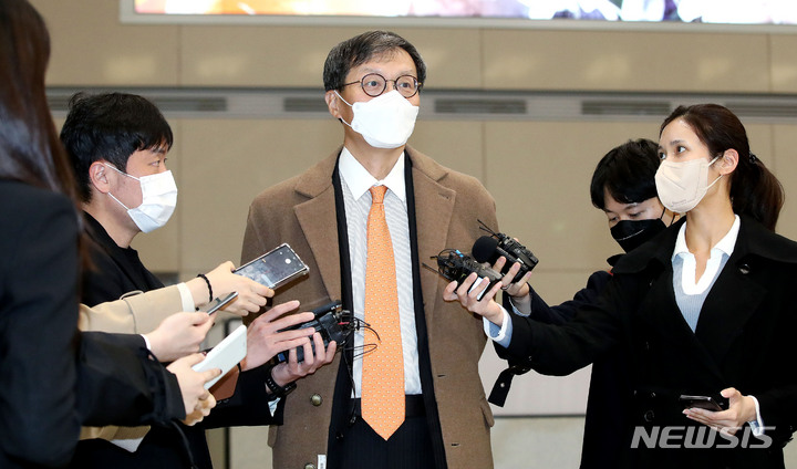 [인천공항=뉴시스] 홍효식 기자 = 이창용 한국은행 총재 후보자가 30일 오후 인천국제공항 제2터미널을 통해 귀국해 취재진 질문에 답하고 있다. 2022.03.30. yesphoto@newsis.com