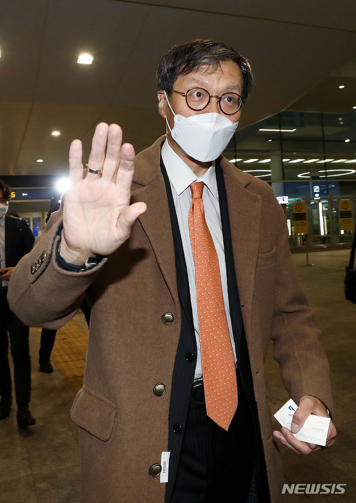 [인천공항=뉴시스] 홍효식 기자 = 이창용 한국은행 총재 후보자가 30일 오후 인천국제공항 제2터미널을 통해 귀국하고 있다. 2022.03.30. yesphoto@newsis.com