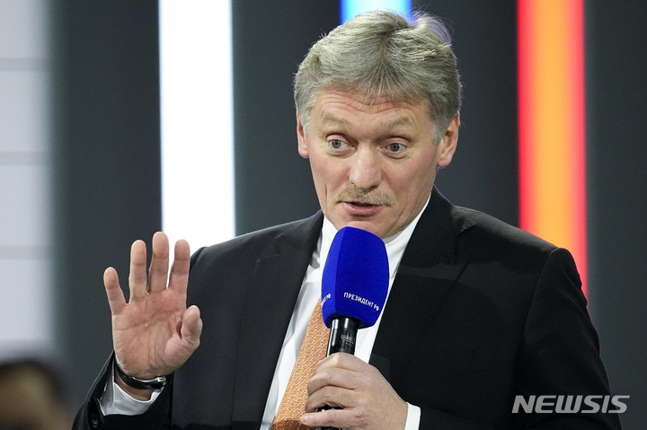 [모스크바=AP/뉴시스]드미트리 페스코프 크렘린 대변인이 지난 2021년 12월23일 모스크바에서 기자들과 이야기를 나누고 있다. 페스코프는 21일 "블라디미르 푸틴 러시아 대통령은 우크라이나와의 협상에 대해 "처음부터 열려 있었다. 달라진 것은 없다"고 말했다. 2022.10.21