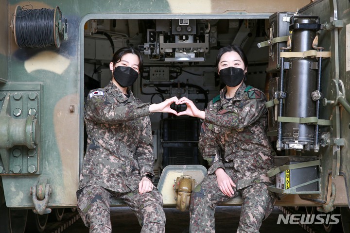 최동연 대위(사진 오른쪽)와 서희 하사(사진 왼쪽).