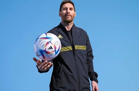 [서울=뉴시스]월드컵 공인구 모델로 등장한 리오넬 메시. (캡처=아디다스 홈페이지)