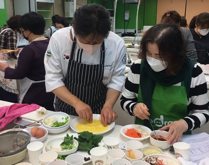 [창원=뉴시스] 가야대 웰빙음식 및 떡 제조기능사 양성과정.(사진=경남평생교육원 제공) *재판매 및 DB 금지