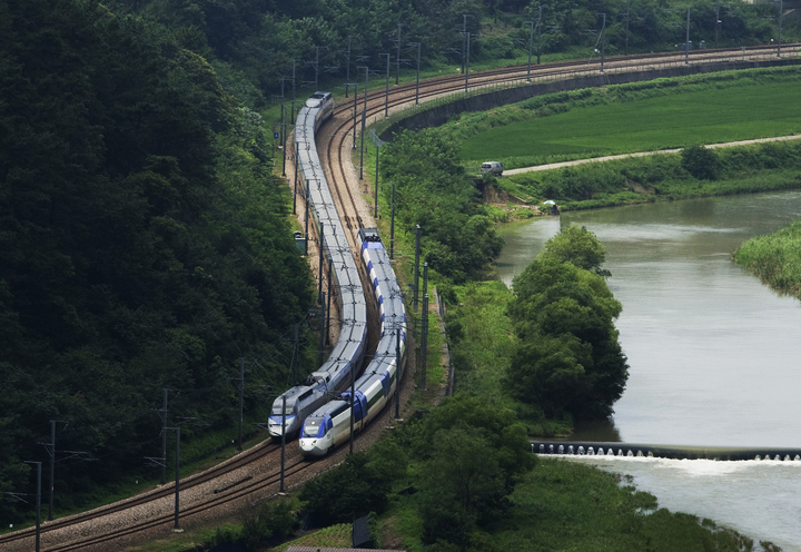 KTX 개통 18주년…전국 반나절 생활권 주축