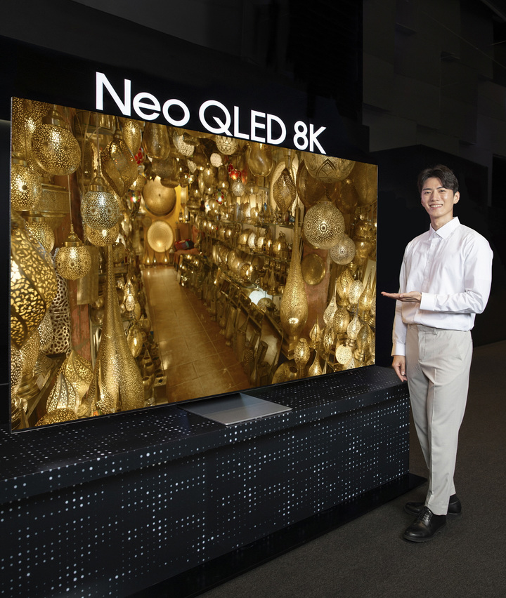 삼성전자 모델이 서울 서초동에 위치한 삼성전자 홍보관 딜라이트에서 2022년형 Neo QLED 8K 제품을 선보이고 있다. (사진제공=삼성전자) *재판매 및 DB 금지