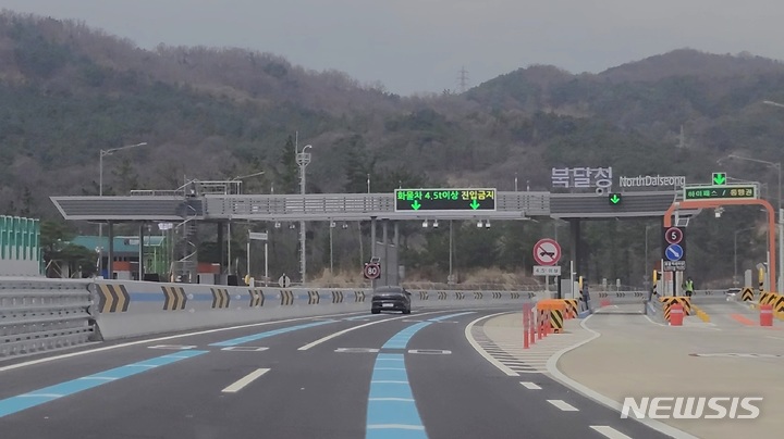 [대구=뉴시스]김정화 기자 = 대구 외곽 4차 순환도로가 완전 개통한 31일 오후 북달성 IC 모습. 2022.03.31. jungk@newsis.com