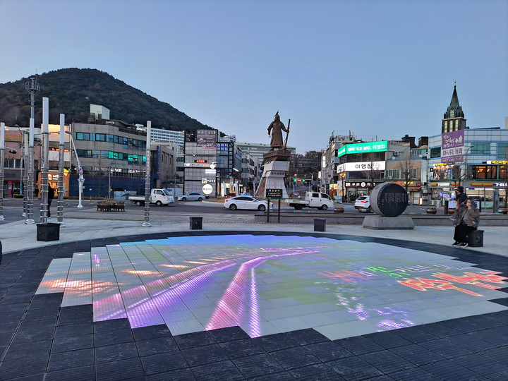 체감형 태양광 광장으로 변모한 여수 이순신광장. 여수시 제공 *재판매 및 DB 금지
