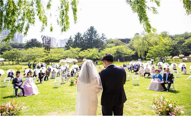 [서울=뉴시스] 서울시는 올해 하반기 결혼을 앞두고 있는 예비부부들을 대상으로 남산 백범광장 인근의 전통가옥 남산 호현당(전통혼례)과 국립중앙박물관과 인접한 용산가족공원에서 운영하는 공원 내 '그린웨딩'에 참여할 예비부부를 1일부터 모집한다고 밝혔다. (사진=서울시 제공) 2022.04.01. photo@newsis.com *재판매 및 DB 금지