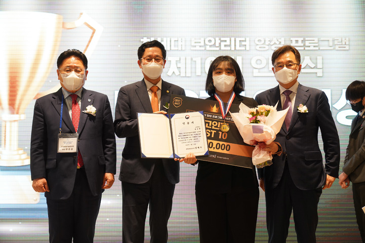 [서울=뉴시스]조경식 과학기술정보통신부 제2차관(왼쪽 두 번째)이 31일 오후 서울 영등포구 CCMM빌딩에서 열린'제10기 차세대 보안리더(Best of the Best, BoB) 양성 프로그램 인증식' 에 참석해 유준상 한국정보기술연구원장(왼쪽 첫 번째) 및 최우수 인재 수상자(최수빈 고려대학교 학생) 등과 기념촬영 하고 있다. (사진=과학기술정보통신부 제공) 2022.03.31