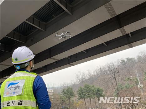 [서울=뉴시스]서울시설공단이 드론 등 스마트 장비를 활용해 올림픽대로와 강변북로 등 자동차전용도로 교량, 고가차도, 터널 등 166곳에 대해 안전점검을 실시했다고 1일 밝혔다. (사진=서울시설공단 제공). 2022.04.01. photo@newsis.com