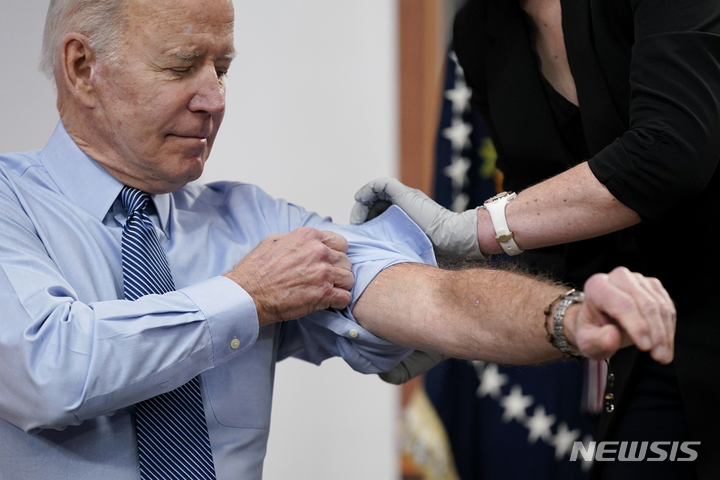 [워싱턴=AP/뉴시스] 조 바이든 미국 대통령이 30일(현지시간) 백악관 사우스코트강당에서 코로나19 부스터 샷 2차 접종을 하고 있다. 2022.03.31.