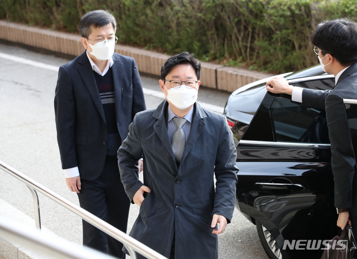 [과천=뉴시스] 조수정 기자 = 박범계 법무부 장관이 31일 오전 정부과천청사로 출근하고 있다. 박 장관은 청사 앞에서 기다리던 취재기자들에게 오늘은 질문을 받지 않겠다는 의사를 밝히고 "다른 고민하는 것이 있다"고 말하며 곧바로 청사로 들어갔다. 2022.03.31. chocrystal@newsis.com