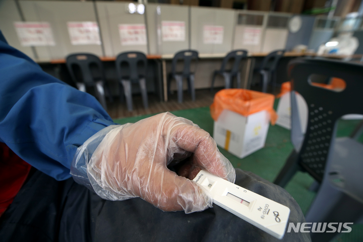 [서울=뉴시스] 김병문 기자 = 코로나19 신규 확진자가 32만743명으로 집계된 31일 오전 서울 송파구 보건소 선별진료소에서 시민이 신속항원검사를 마친 뒤 결과를 기다리고 있다. 2022.03.31. dadazon@newsis.com