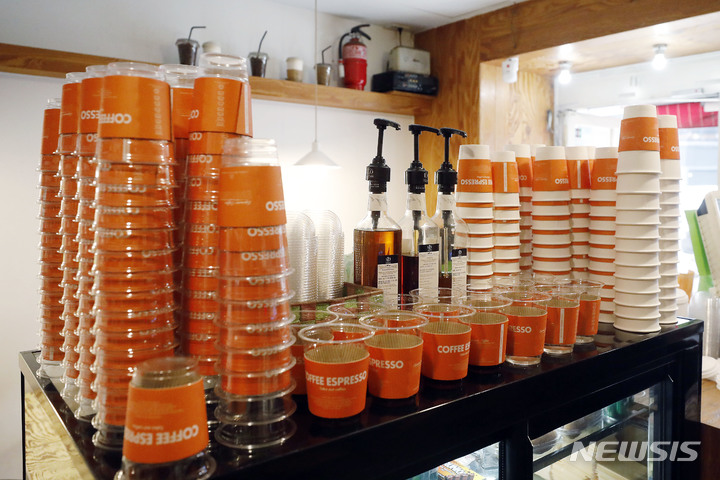 [서울=뉴시스] 최동준 기자 = 지난 3월31일 서울시내 한 카페 모습. 2022.03.31. photocdj@newsis.com