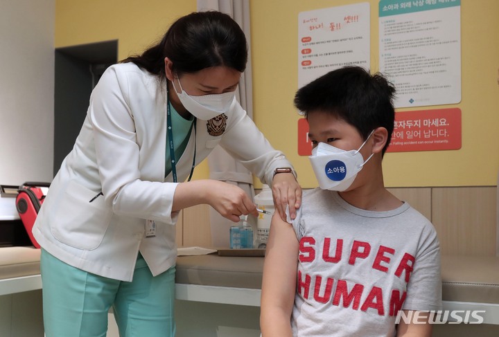 [서울=뉴시스] 사진공동취재단 = 만 5∼11세 소아·아동에 대한 화이자 코로나19 백신 접종을 시작한 지난달 31일 서울 강서구 미즈메디 병원 소아청소년과에서 한 어린이가 백신을 맞고 있다. 2022.04.10. photo@newsis.com