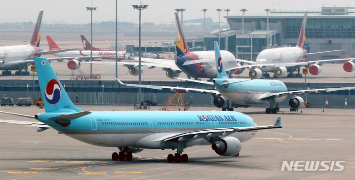 [인천공항=뉴시스] 추상철 기자 = 대한항공이 '2022년 1분기 대한민국 100대 브랜드' 조사 결과 11위(지난분기 22위)를 기록했다. 31일 오전 인천국제공항에서 대한항공 여객기가 계류해 있다. 2022.03.31. scchoo@newsis.com