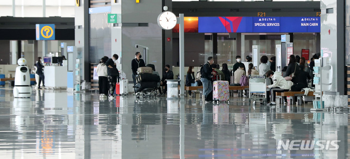 [인천공항=뉴시스] 추상철 기자 = 사진은 지난달 31일 인천국제공항 제2터미널 출국장의 모습. 2022.04.20. scchoo@newsis.com