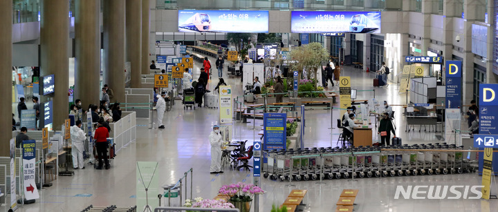 [인천공항=뉴시스] 추상철 기자 = 코로나19의 해외유입을 차단하기 위해 설치했던 인천국제공항 입국장 방역시설 철거를 하루 앞둔 31일 오전 인천국제공항 제1터미널에서 입국자들이 방역시설을 지나고 있다. 2022.03.31. scchoo@newsis.com